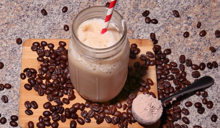 Kalorienarmes Eiskaffee Protein-Shake-Rezept für eine schnelle ...